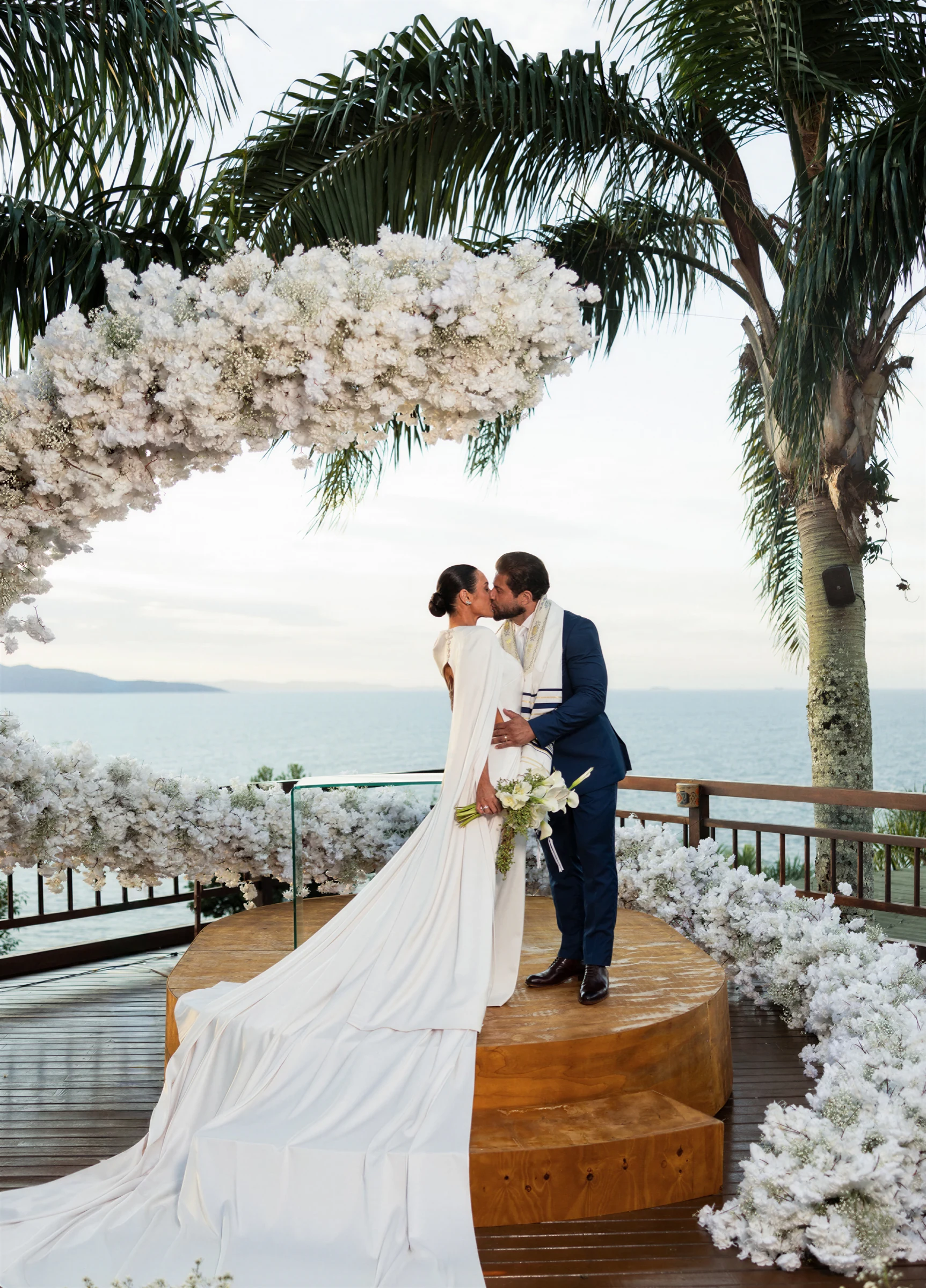 Casal no altar à beira-mar — Atelier do Convite, papelaria premium artesanal desde 1999